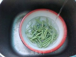 虾酱豇豆的做法步骤：1