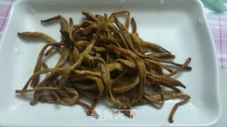 黄花菜鲜蛤汤卤面的做法步骤：1