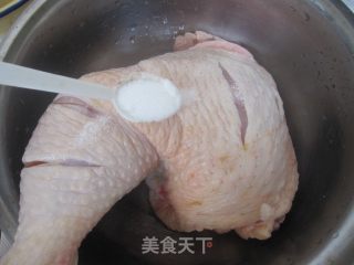 不用一滴油的健康美味腊鸡腿的做法步骤：2