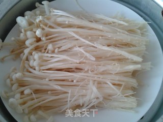 美味金针菇——剁椒蒜蓉蒸金针菇的做法步骤：3