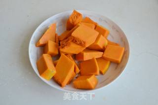 新手妈妈巧用豆浆机做宝宝辅食---营养南瓜米糊的做法步骤：1