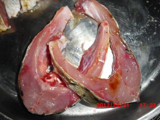 香辣炸鱼段的做法步骤：1