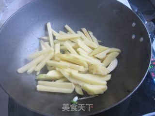 土豆炒月牙骨的做法步骤：4
