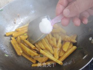 土豆炒月牙骨的做法步骤：6