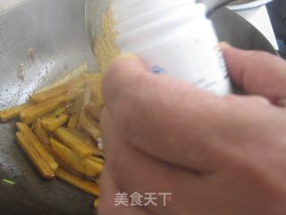 土豆炒月牙骨的做法步骤：7