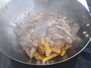 土豆炒月牙骨的做法步骤：8