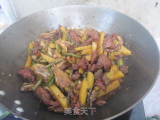 土豆炒月牙骨的做法步骤：11