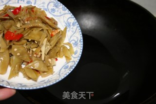 炒腌扁豆的做法步骤：2