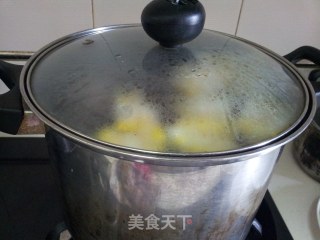 [秋冬保健养颜汤]~红罗卜马蹄猪骨汤的做法步骤：5