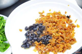 丢弃的美味之豆豉鲮鱼炒豆渣的做法步骤：3