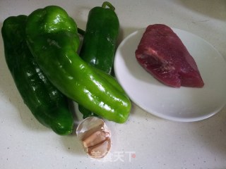 肉丝炒辣椒的做法步骤：1
