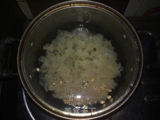 沙参玉竹银耳薏米汤的做法步骤：2