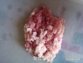 蘑菇肉圆汤的做法步骤：1