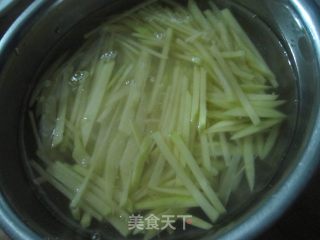 醋溜土豆丝的做法步骤：1