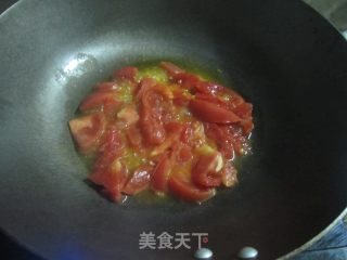 西红柿鱼丸汤面的做法步骤：3