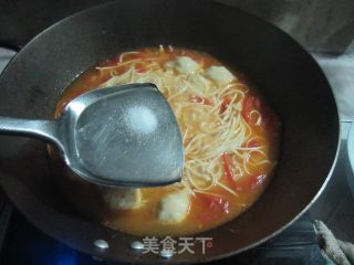 西红柿鱼丸汤面的做法步骤：10