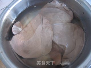 韭菜炒羊肝的做法步骤：1