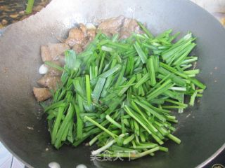 韭菜炒羊肝的做法步骤：11