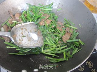 韭菜炒羊肝的做法步骤：12