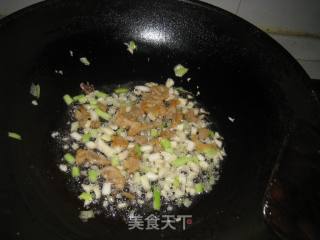 猪油渣炒酸菜的做法步骤：3