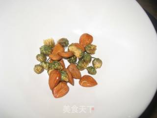 菊花杏仁炖银耳的做法步骤：2