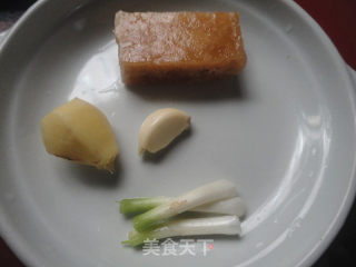 梅菜扣肉Q吃法--------------莲心扣肉的做法步骤：2