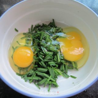 韭菜鸡蛋饼的做法步骤：2