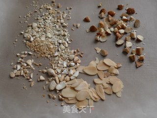 奶酪果仁冰激凌----细腻凉甜中夹杂着奶香酥脆的做法步骤：5