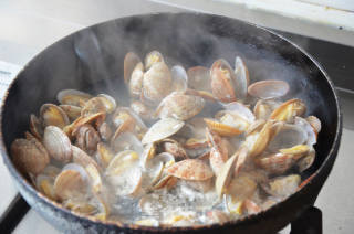 幸福美食：时令蔬菜美食之蛤蜊萝卜汆鸡蛋的做法步骤：5