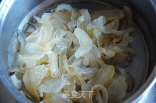 幸福美食：胶东爽口菜白菜心拌蛰皮的做法步骤：1