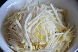 幸福美食：胶东爽口菜白菜心拌蛰皮的做法步骤：2