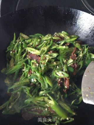 青椒炒腊肉的做法步骤：7