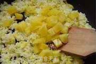菠萝虾仁炒饭的做法步骤：5