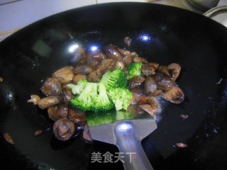 耗油草菇扣新兰花的做法步骤：8