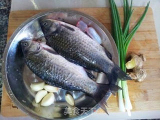 红烧鲫鱼的做法步骤：1