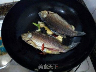 红烧鲫鱼的做法步骤：5