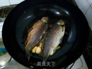 红烧鲫鱼的做法步骤：6