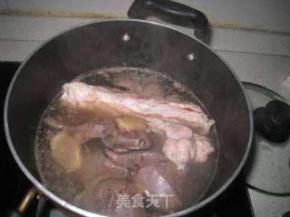 膨鱼腮炖猪横脷瘦肉汤的做法步骤：3