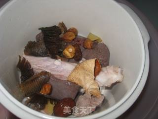 膨鱼腮炖猪横脷瘦肉汤的做法步骤：6