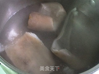 肉皮冻的做法步骤：1