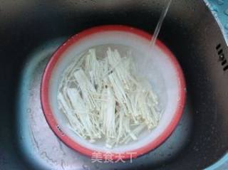 家常小菜-——菠菜金针菇的做法步骤：2