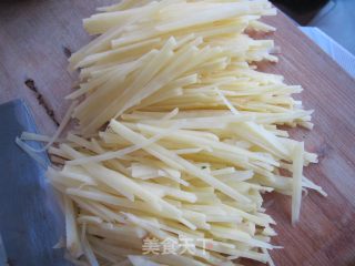 肉丝虾皮炒土豆丝的做法步骤：1