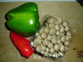 双椒蟹味菇的做法步骤：1