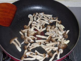 双椒蟹味菇的做法步骤：5