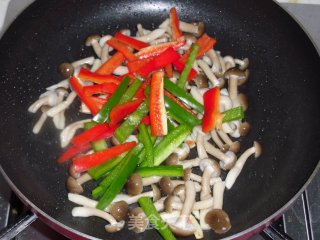 双椒蟹味菇的做法步骤：6