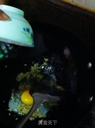 不粘锅的蛋炒饭的做法步骤：4