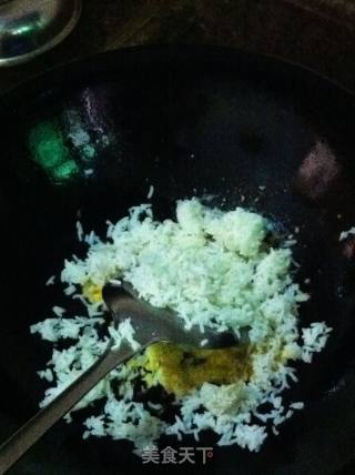不粘锅的蛋炒饭的做法步骤：5