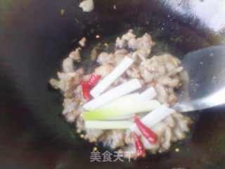 蘑菇炒肉的做法步骤：2