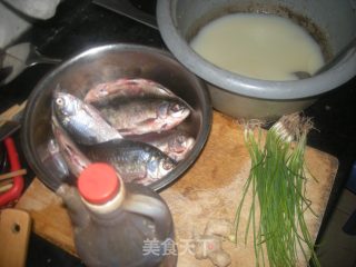 猪油蒸鲫鱼——蒸出来的营养（增强抵抗力与补钙）的做法步骤：1