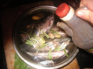猪油蒸鲫鱼——蒸出来的营养（增强抵抗力与补钙）的做法步骤：3